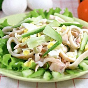 Салат из кальмаров — доступный и очень вкусный!