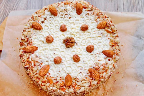 Медовый торт с арахисом или миндалем