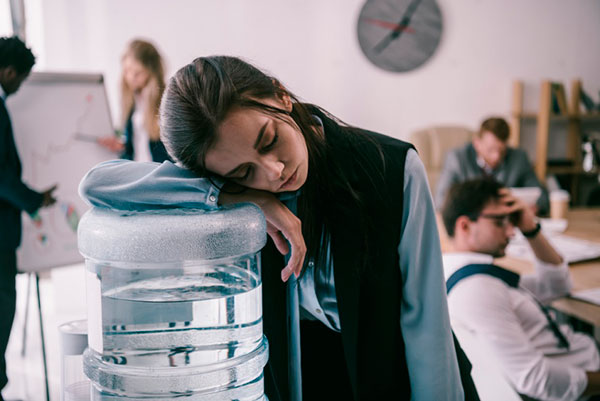 Почему важно пить много воды на работе и как этого добиться