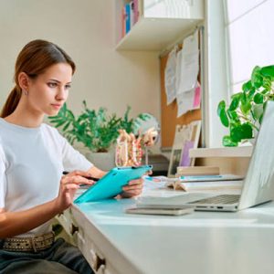 Как девушке выбрать компьютерный стол